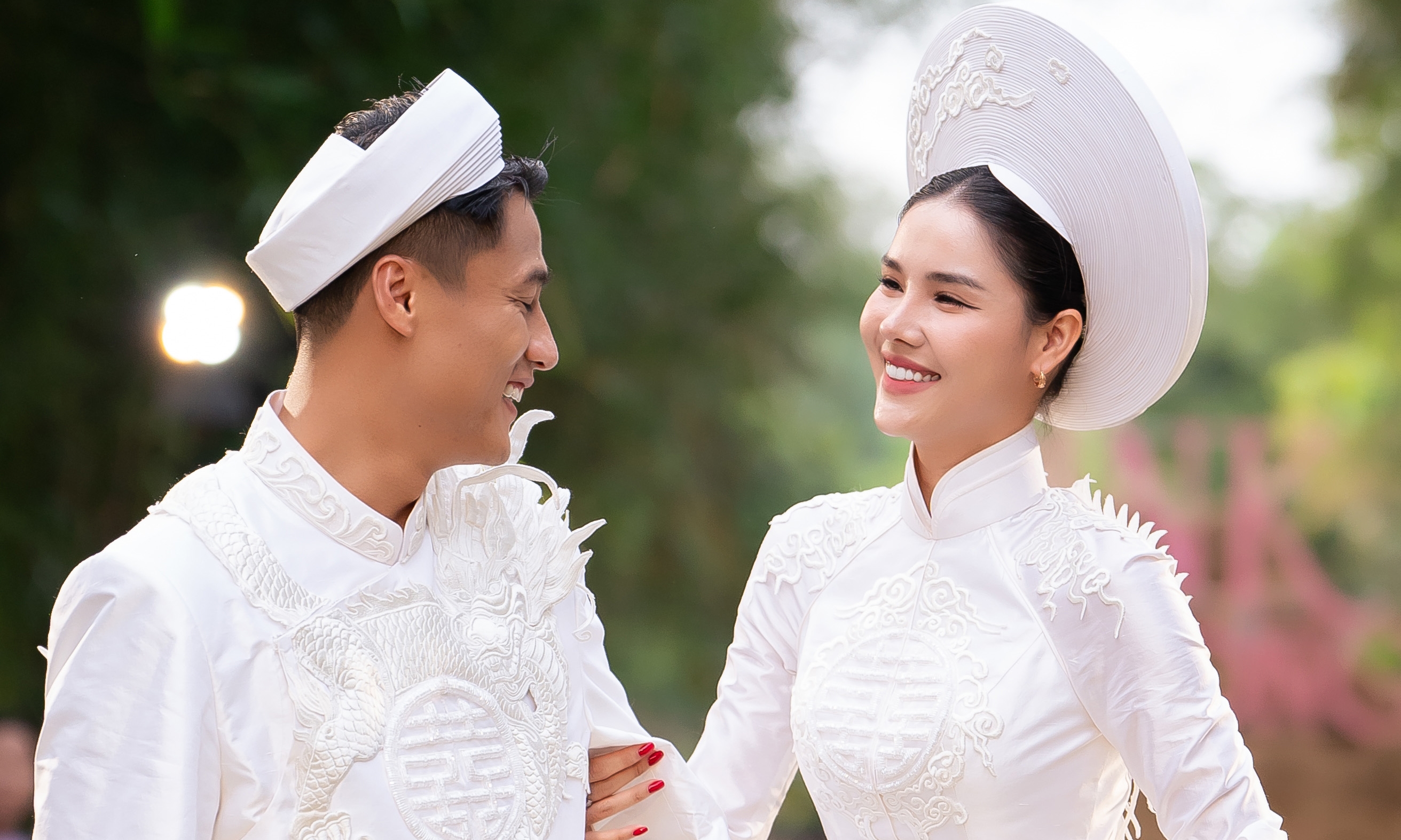 Kỳ Hân - Mạc Hồng Quân diễn vedette áo cưới bên cồn