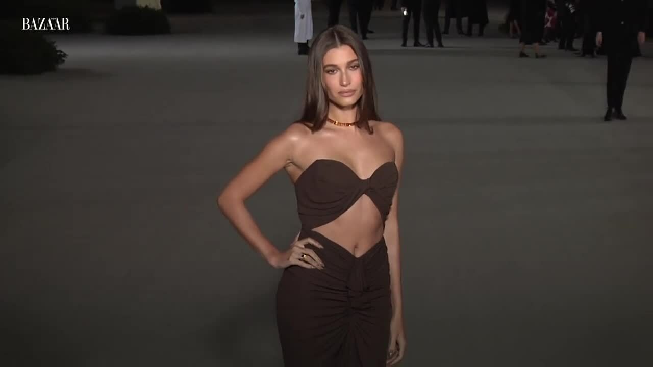 thoi-trang-tham-do-cua-hailey-bieber-1732596451 Thời trang thảm đỏ của Hailey Bieber